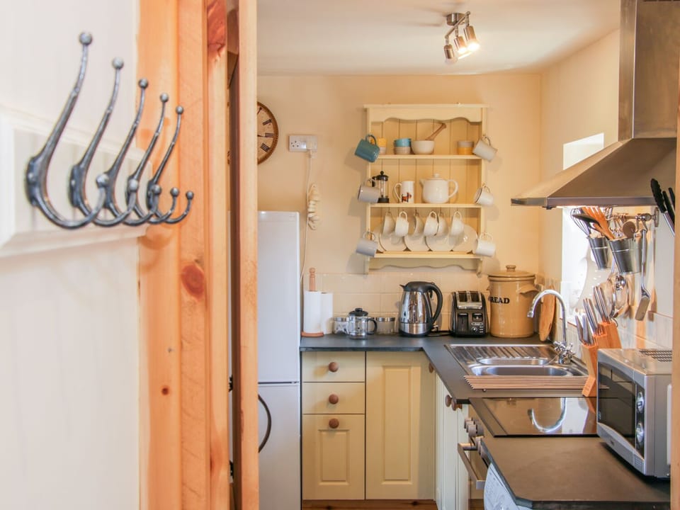 Cottage | Private kitchen | Microwave, stovetop, dishwasher, electric kettle
