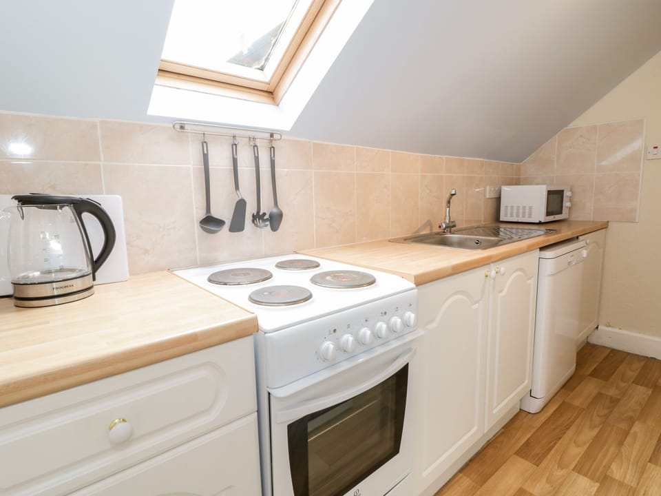 Cottage | Private kitchen | Fridge, microwave, dishwasher, electric kettle