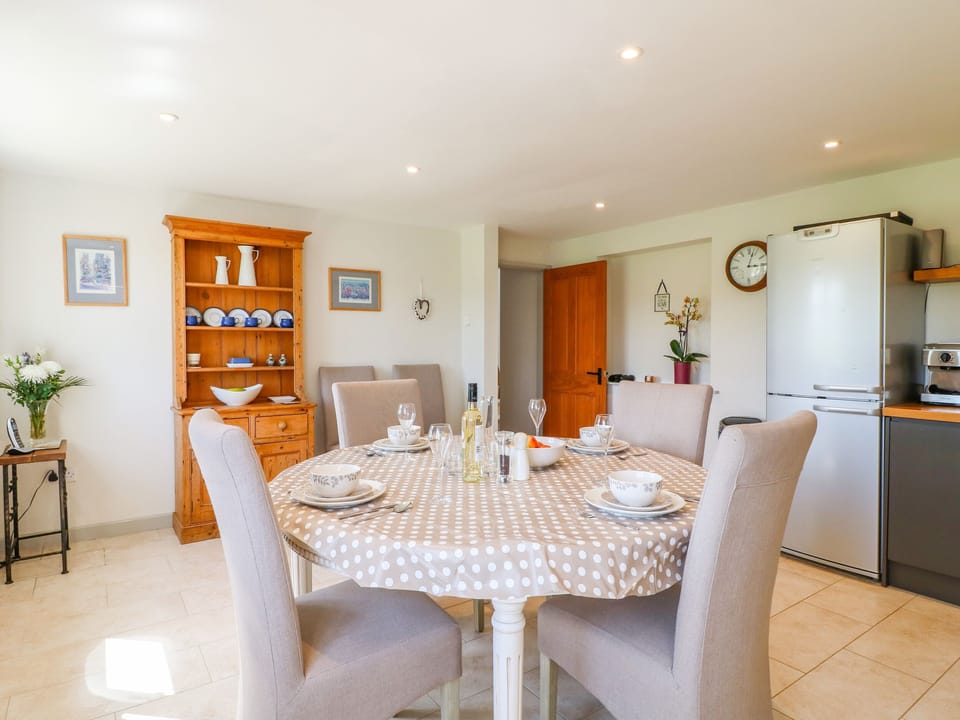 Cottage | Private kitchen | Dishwasher, electric kettle, toaster, cookware/dishes/utensils