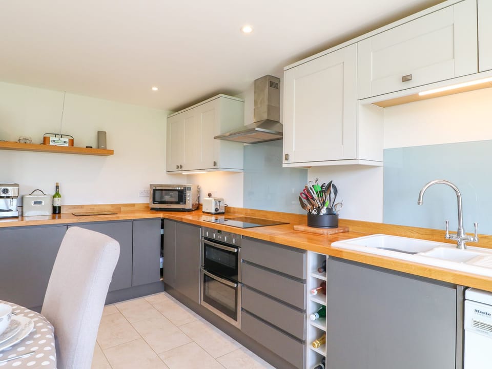 Cottage | Private kitchen | Dishwasher, electric kettle, toaster, cookware/dishes/utensils