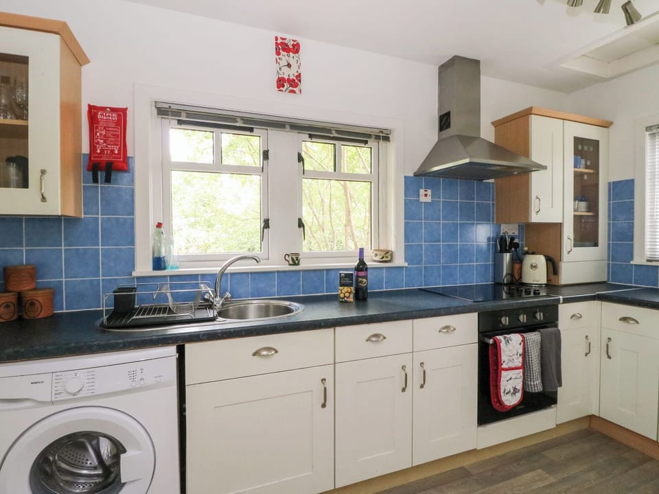 Cottage | Private kitchen | Microwave, stovetop, electric kettle, toaster