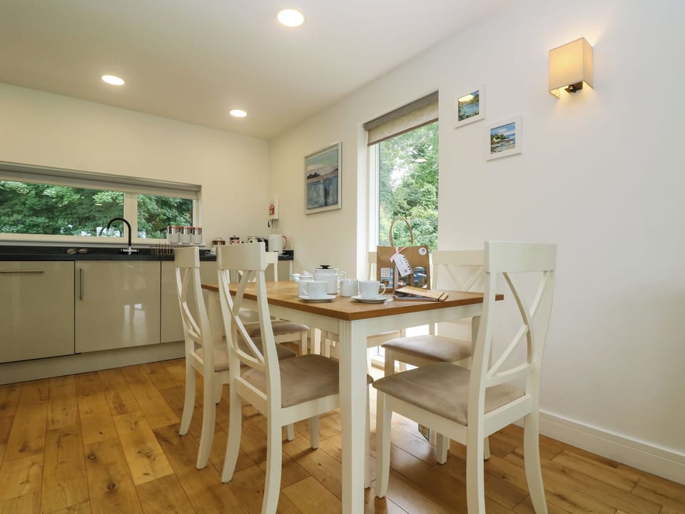 Cottage | Dining