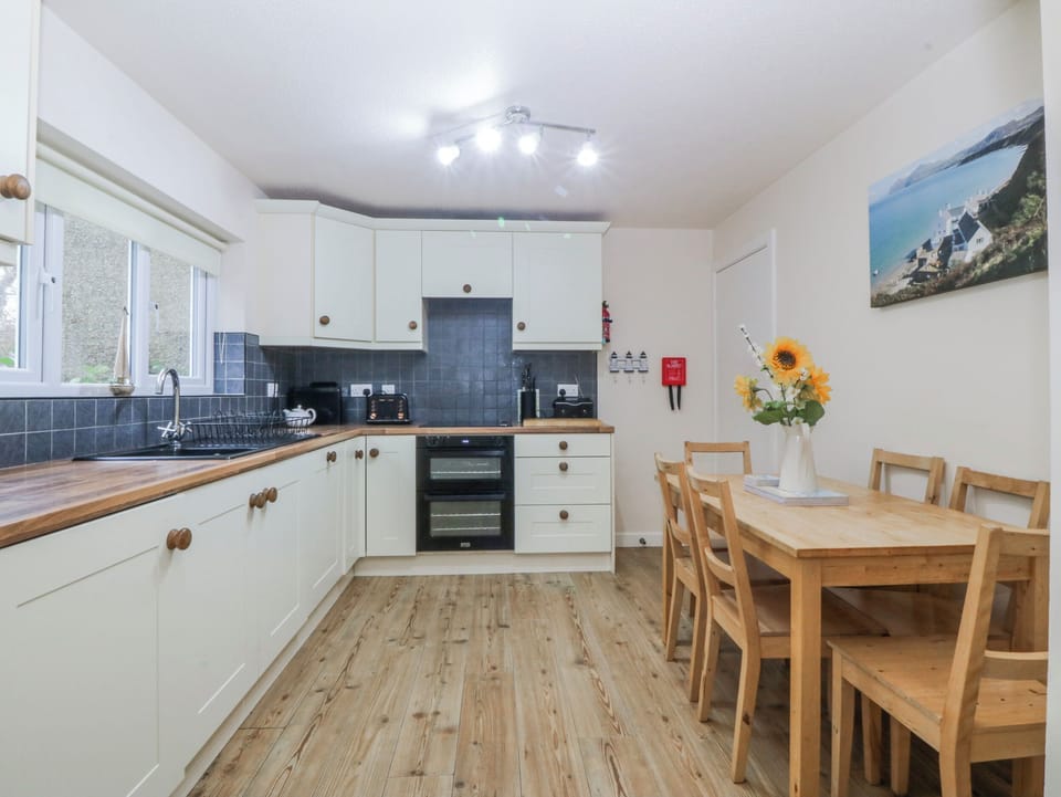 Cottage | Private kitchen | Microwave, stovetop, dishwasher, highchair