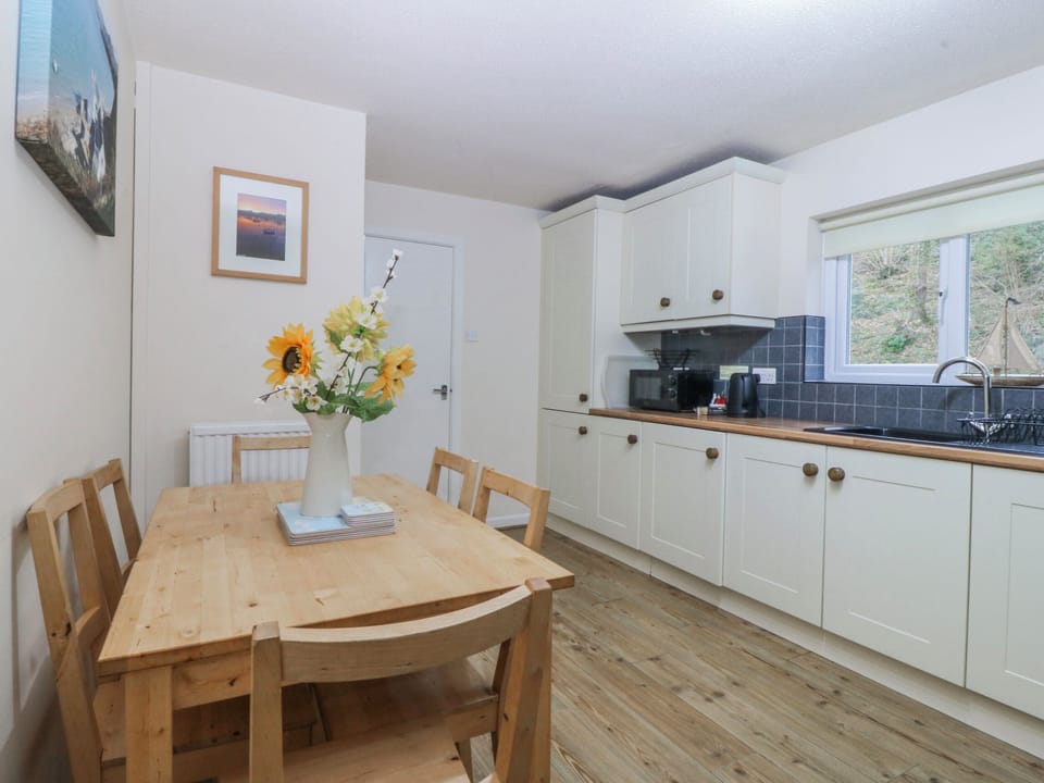 Cottage | Dining