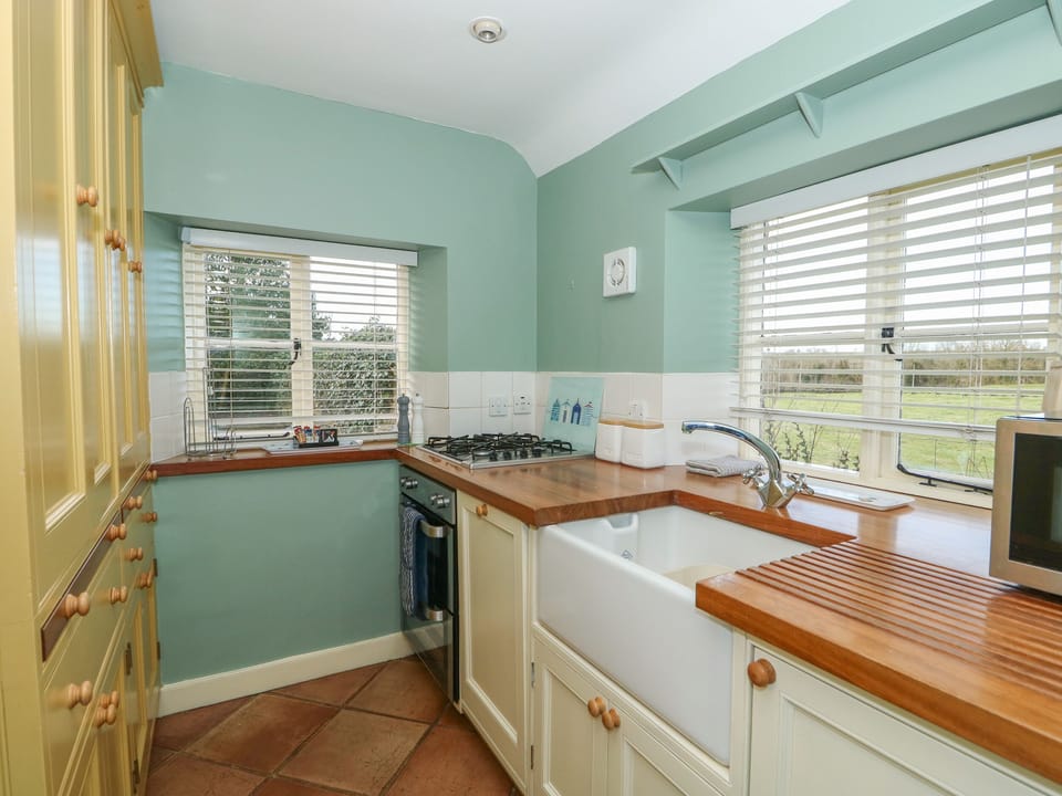 Cottage | Private kitchen | Fridge, microwave, dishwasher, electric kettle