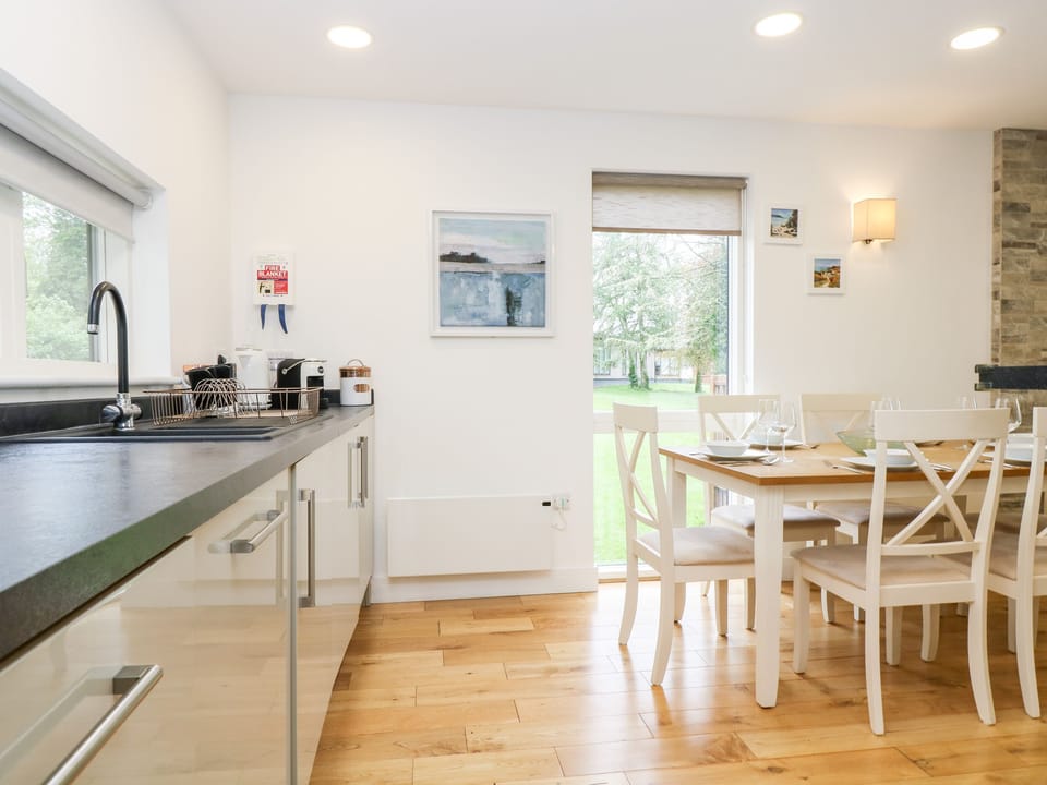 Cottage | Private kitchen | Dishwasher, cookware/dishes/utensils