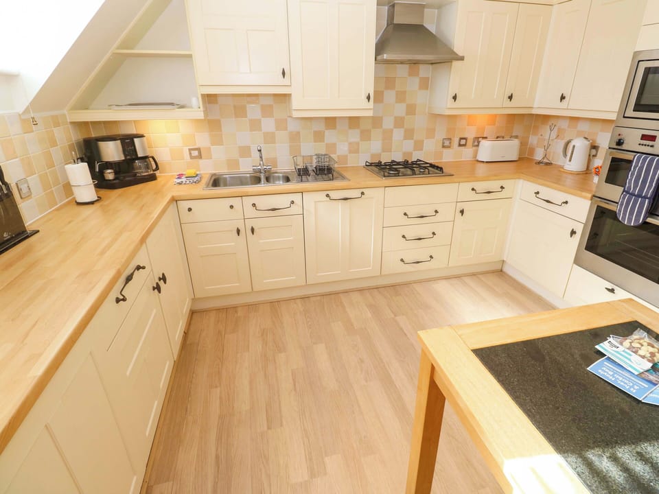 Cottage | Private kitchen | Dishwasher, electric kettle, toaster, highchair