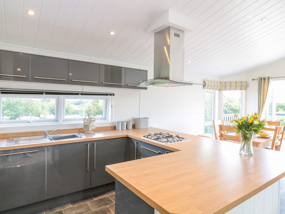 Cottage | Private kitchen | Microwave, dishwasher, electric kettle, toaster