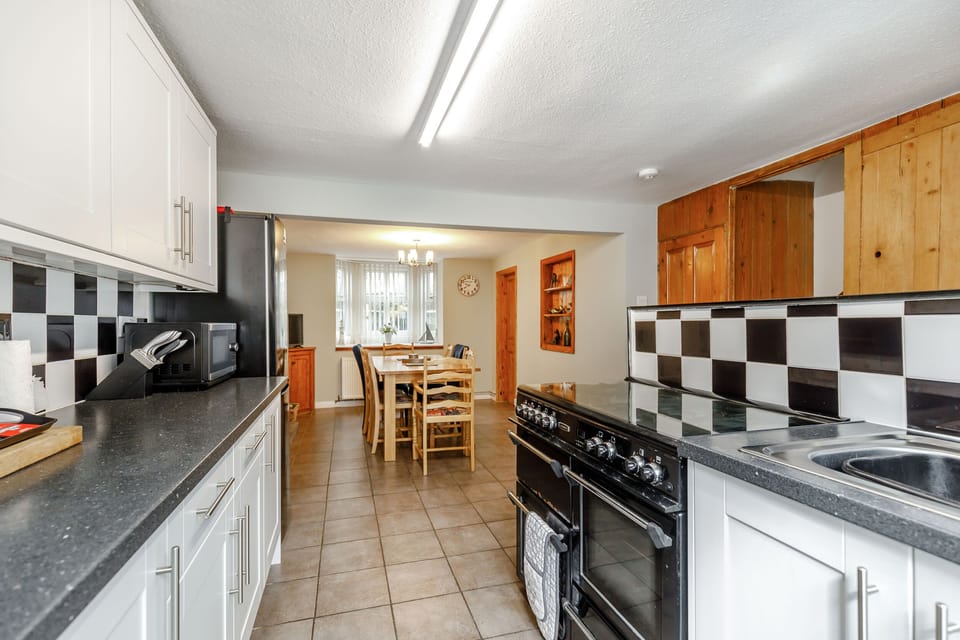 Cottage | Private kitchen | Dishwasher, cookware/dishes/utensils