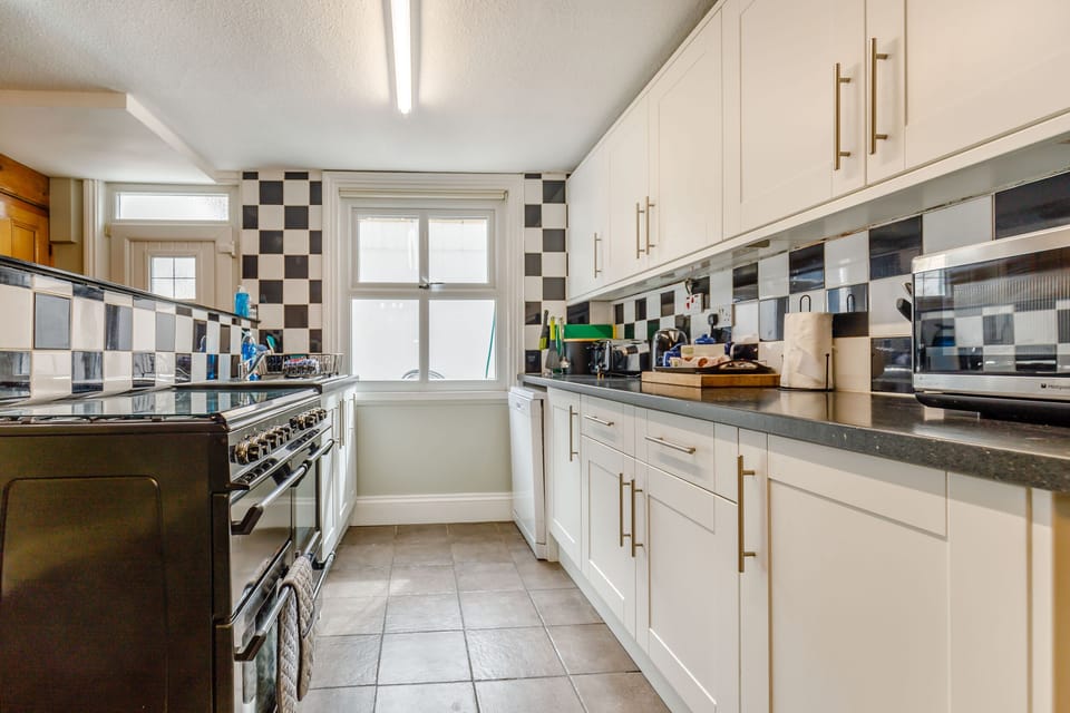 Cottage | Private kitchen | Dishwasher, cookware/dishes/utensils