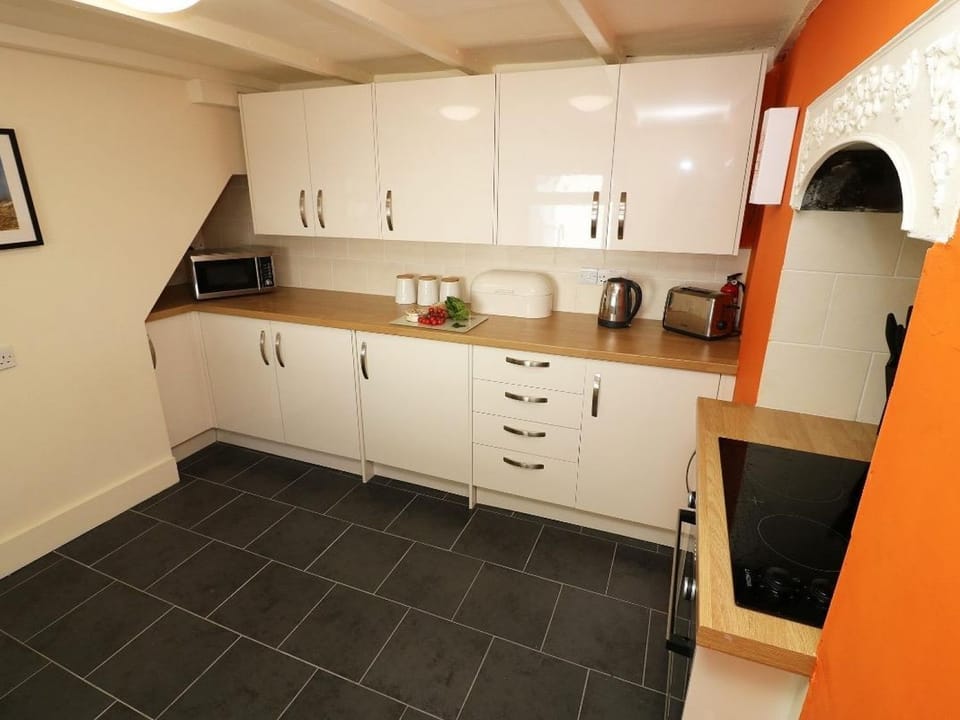 Cottage | Private kitchen | Fridge, microwave, electric kettle, toaster