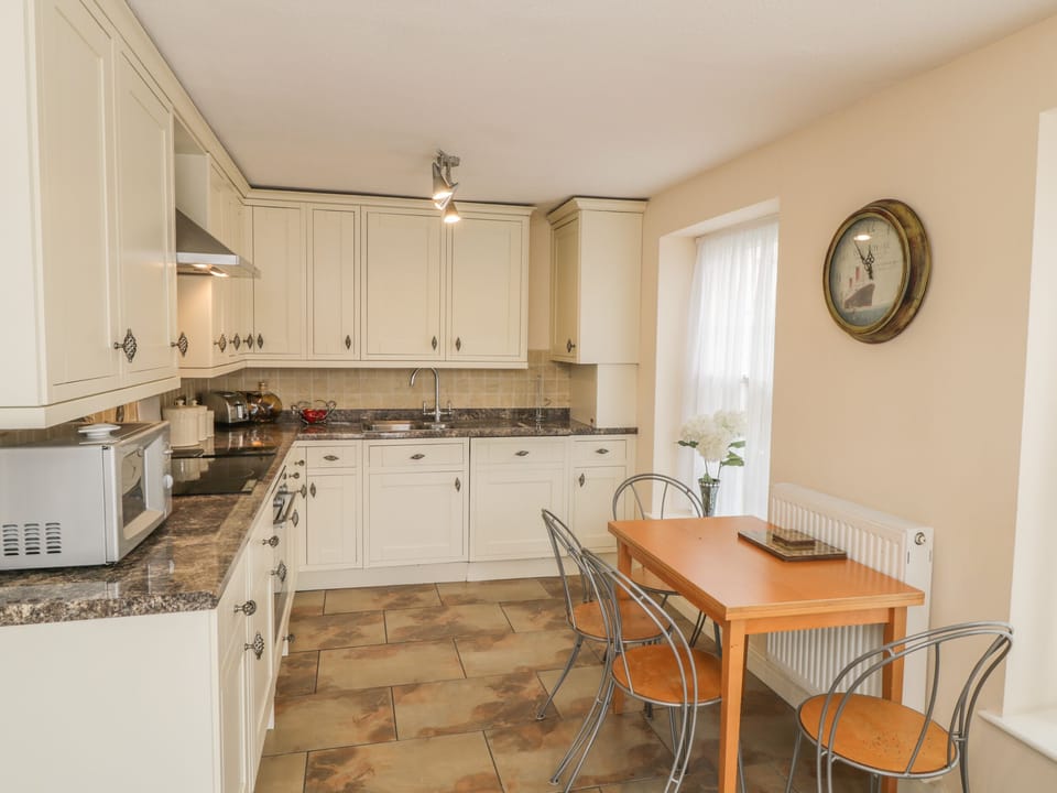 Cottage | Private kitchen | Dishwasher, cookware/dishes/utensils