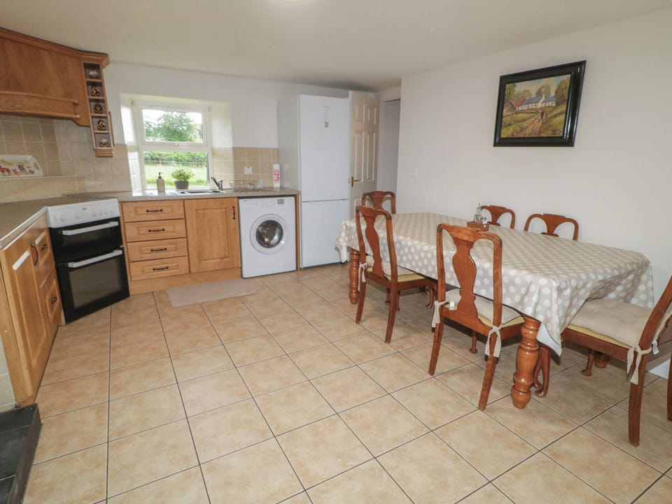 Cottage | Dining