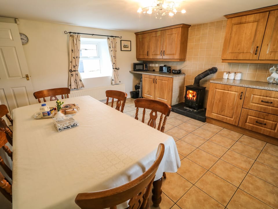 Cottage | Private kitchen | Microwave, electric kettle, toaster, cookware/dishes/utensils