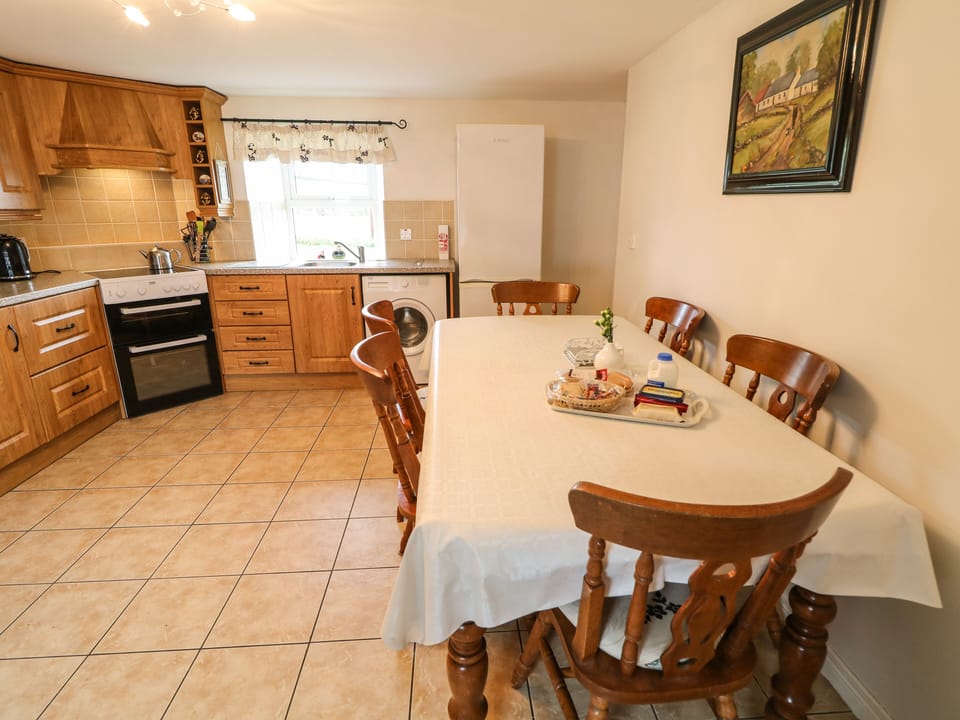 Cottage | Private kitchen | Microwave, electric kettle, toaster, cookware/dishes/utensils