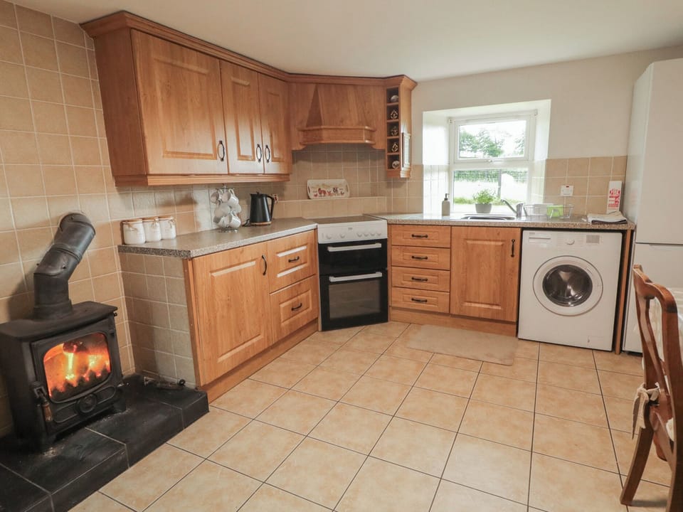 Cottage | Private kitchen | Microwave, electric kettle, toaster, cookware/dishes/utensils