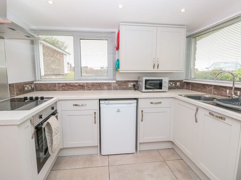 Cottage | Private kitchen | Fridge, dishwasher, cookware/dishes/utensils