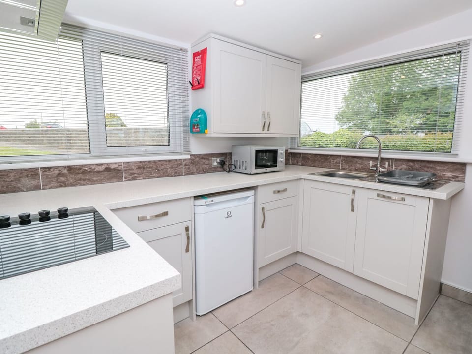 Cottage | Private kitchen | Fridge, dishwasher, cookware/dishes/utensils