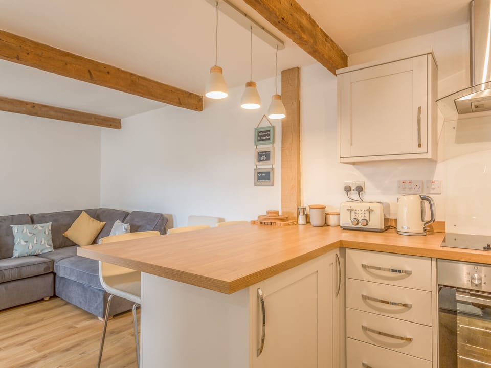 Cottage | Private kitchen | Dishwasher, cookware/dishes/utensils