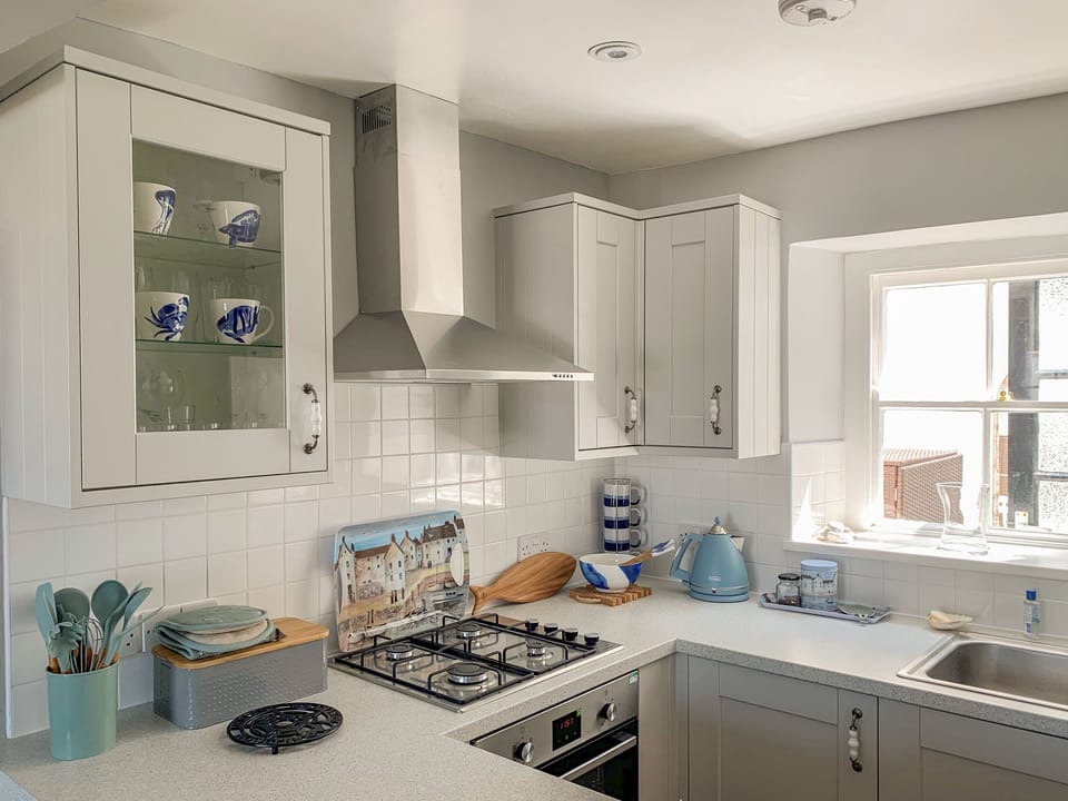 Cottage | Private kitchen | Dishwasher, cookware/dishes/utensils