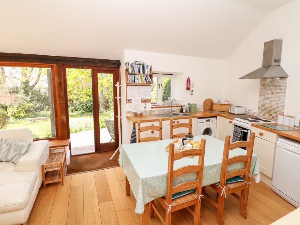 Cottage | Private kitchen | Dishwasher, highchair, cookware/dishes/utensils