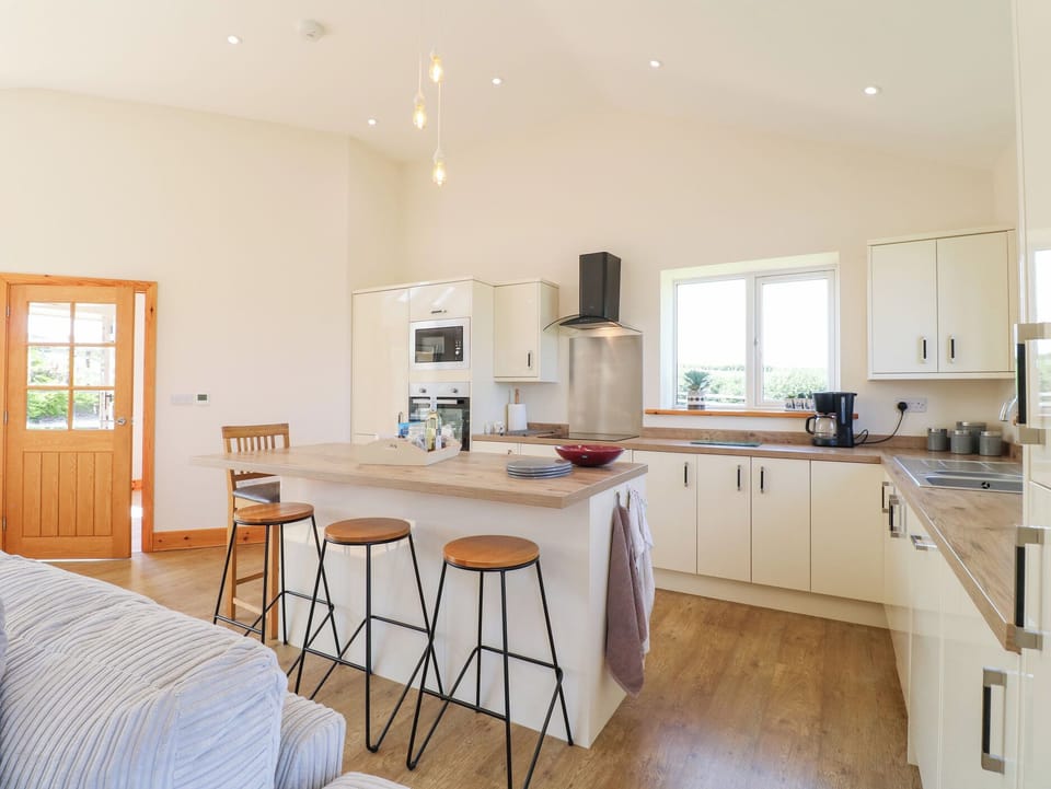 Cottage | Private kitchen | Dishwasher, cookware/dishes/utensils