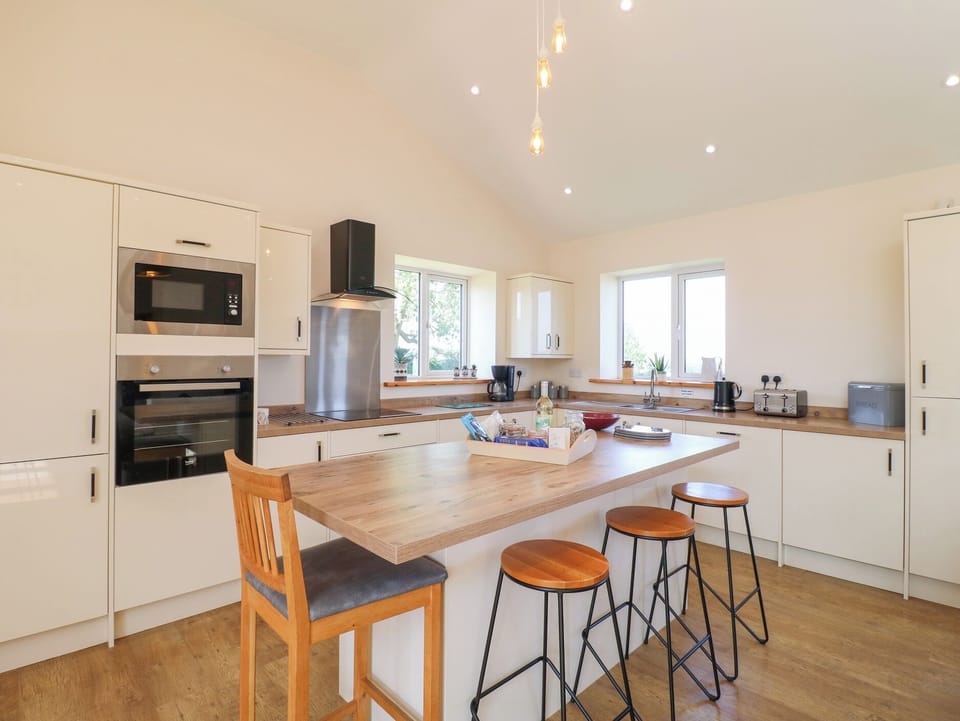 Cottage | Private kitchen | Dishwasher, cookware/dishes/utensils