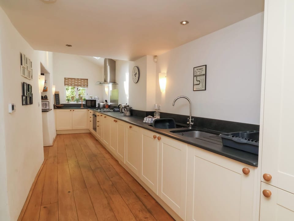 Cottage | Private kitchen | Dishwasher, electric kettle, highchair, cookware/dishes/utensils
