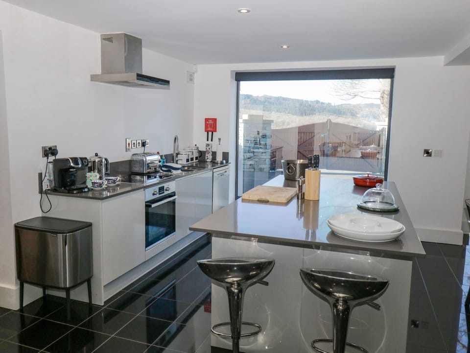 Cottage | Private kitchen | Stovetop, dishwasher, electric kettle, toaster