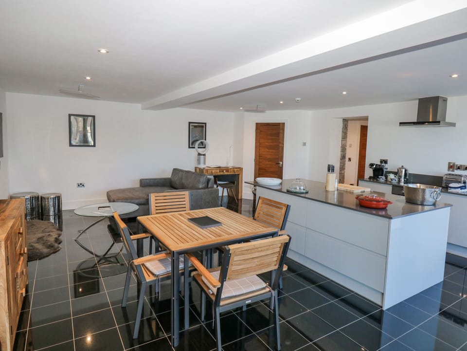 Cottage | Dining