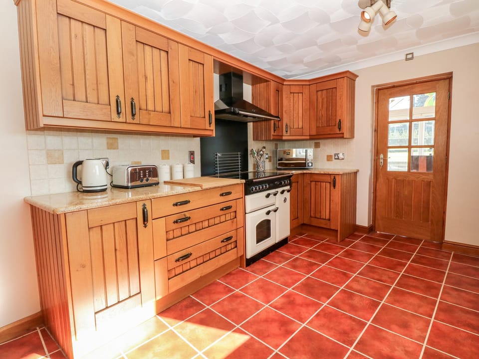 Cottage | Private kitchen | Fridge, microwave, stovetop, dishwasher
