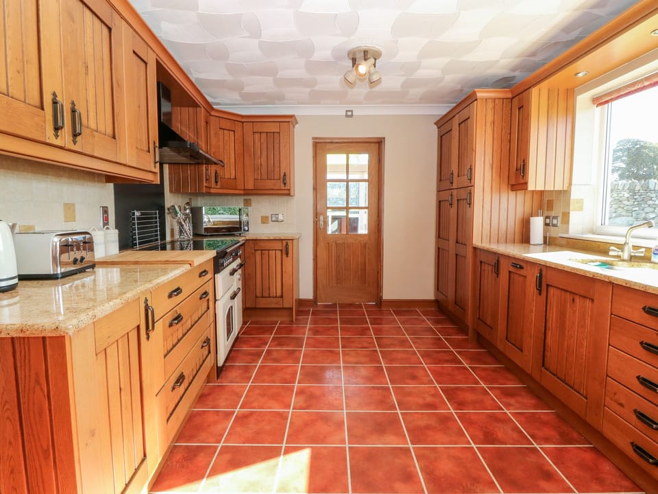 Cottage | Private kitchen | Fridge, microwave, stovetop, dishwasher
