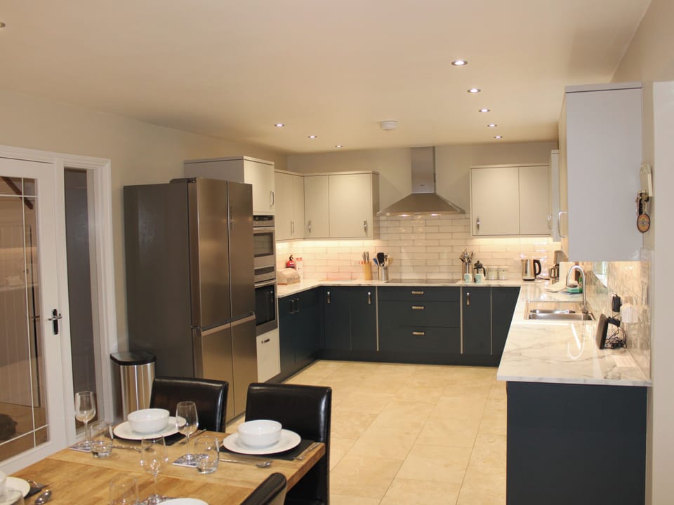 Cottage | Private kitchen | Dishwasher, electric kettle, toaster, highchair