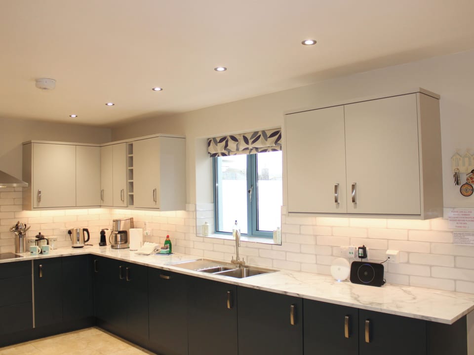 Cottage | Private kitchen | Dishwasher, electric kettle, toaster, highchair