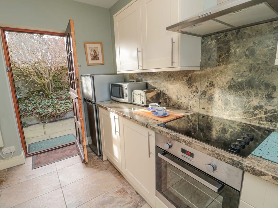 Cottage | Private kitchen | Microwave, stovetop, electric kettle, toaster