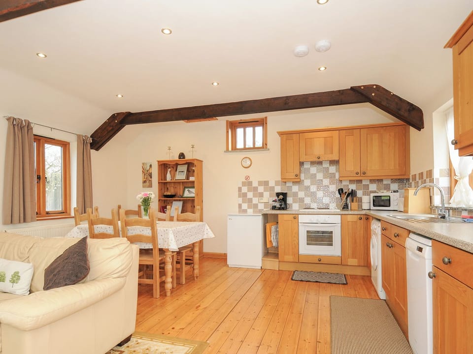 Cottage | Private kitchen | Dishwasher, cookware/dishes/utensils