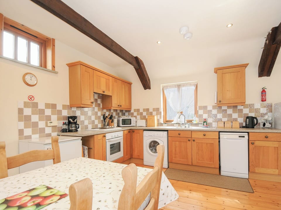 Cottage | Private kitchen | Dishwasher, cookware/dishes/utensils
