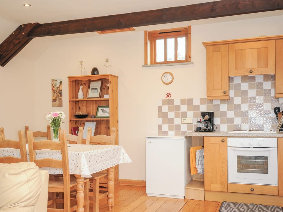 Cottage | Private kitchen | Dishwasher, cookware/dishes/utensils