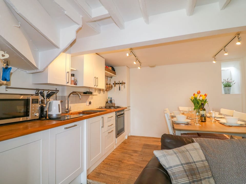 Cottage | Private kitchen | Stovetop, dishwasher, cookware/dishes/utensils