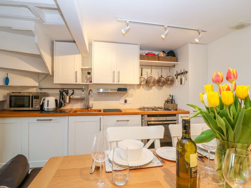 Cottage | Private kitchen | Stovetop, dishwasher, cookware/dishes/utensils
