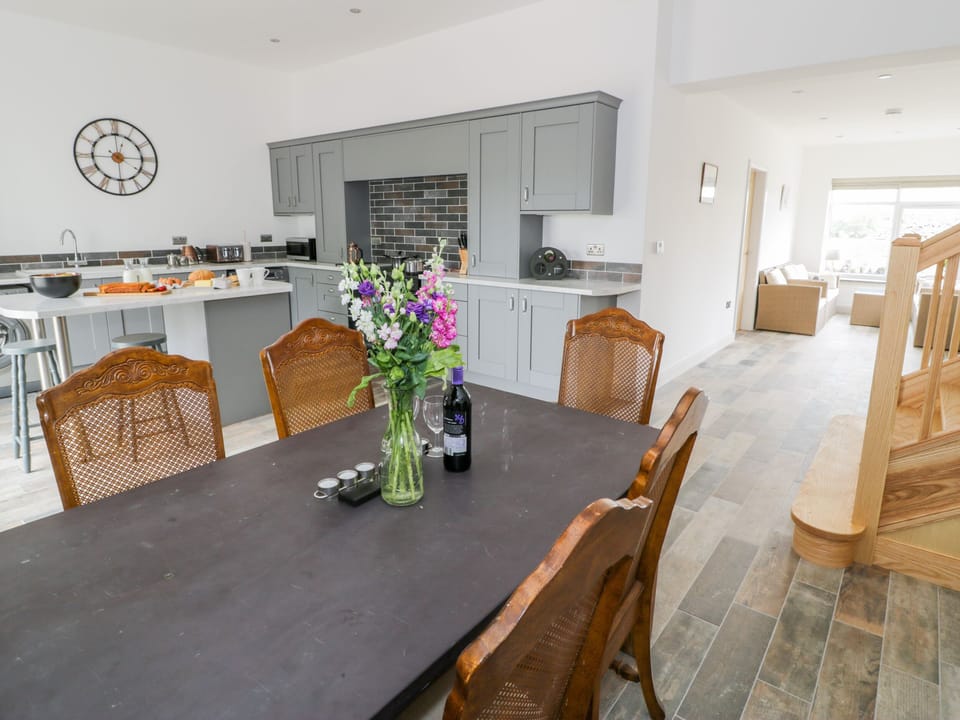 Cottage | Dining