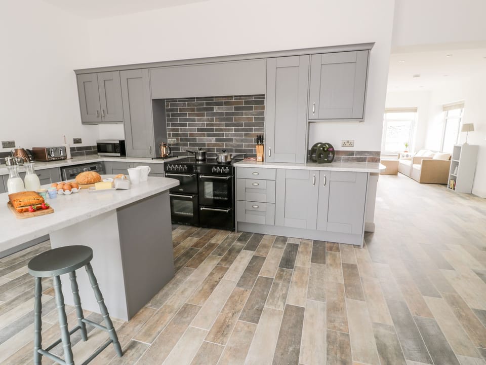 Cottage | Private kitchen | Microwave, stovetop, dishwasher, electric kettle