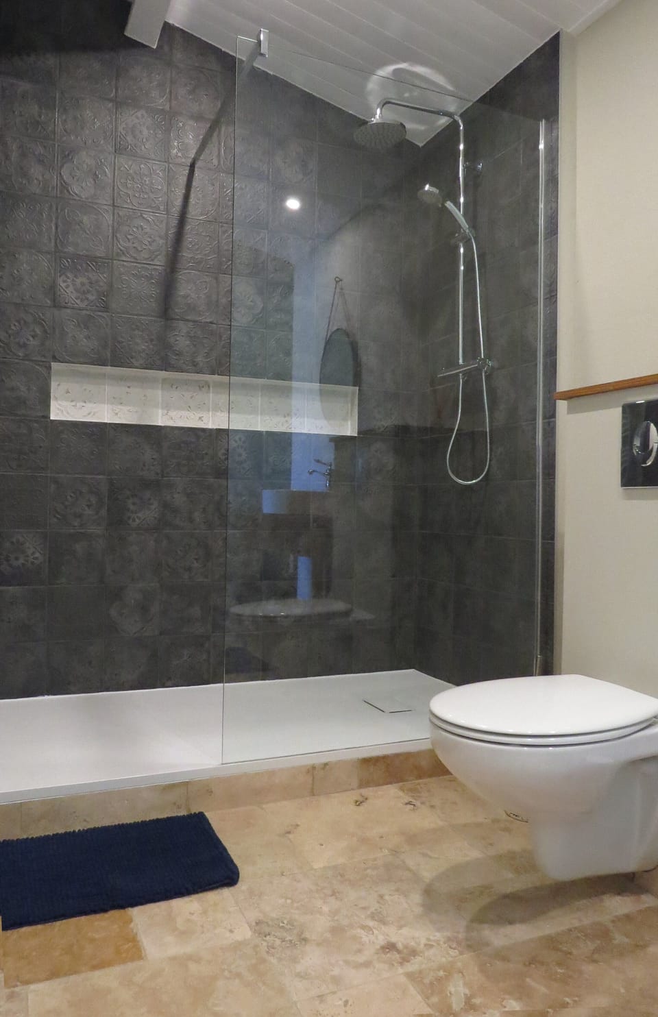Junior Double Room | Bathroom | Shower, rainfall showerhead, hair dryer, towels