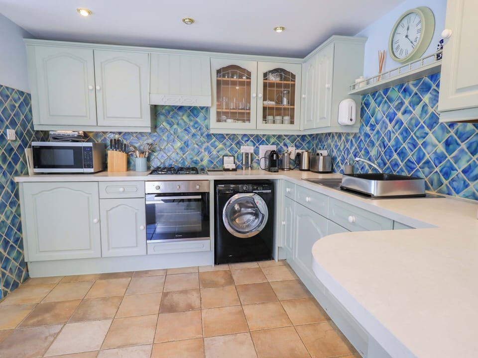 Cottage | Private kitchen | Oven, stovetop, dishwasher, electric kettle