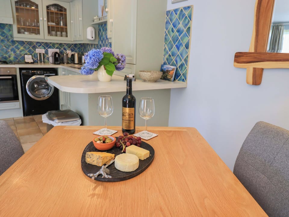 Cottage | Dining