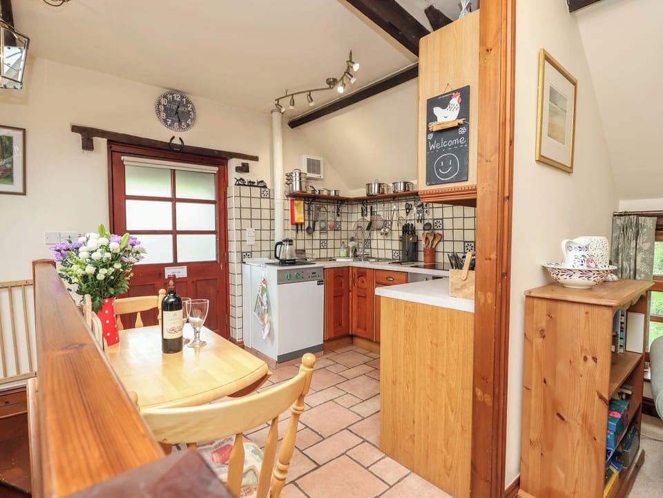 Cottage | Private kitchen | Fridge, microwave, electric kettle, toaster