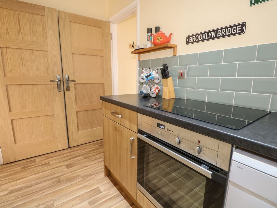 Cottage | Private kitchen | Fridge, microwave, dishwasher, electric kettle