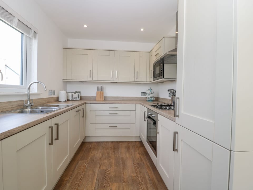 Cottage | Private kitchen | Microwave, dishwasher, cookware/dishes/utensils