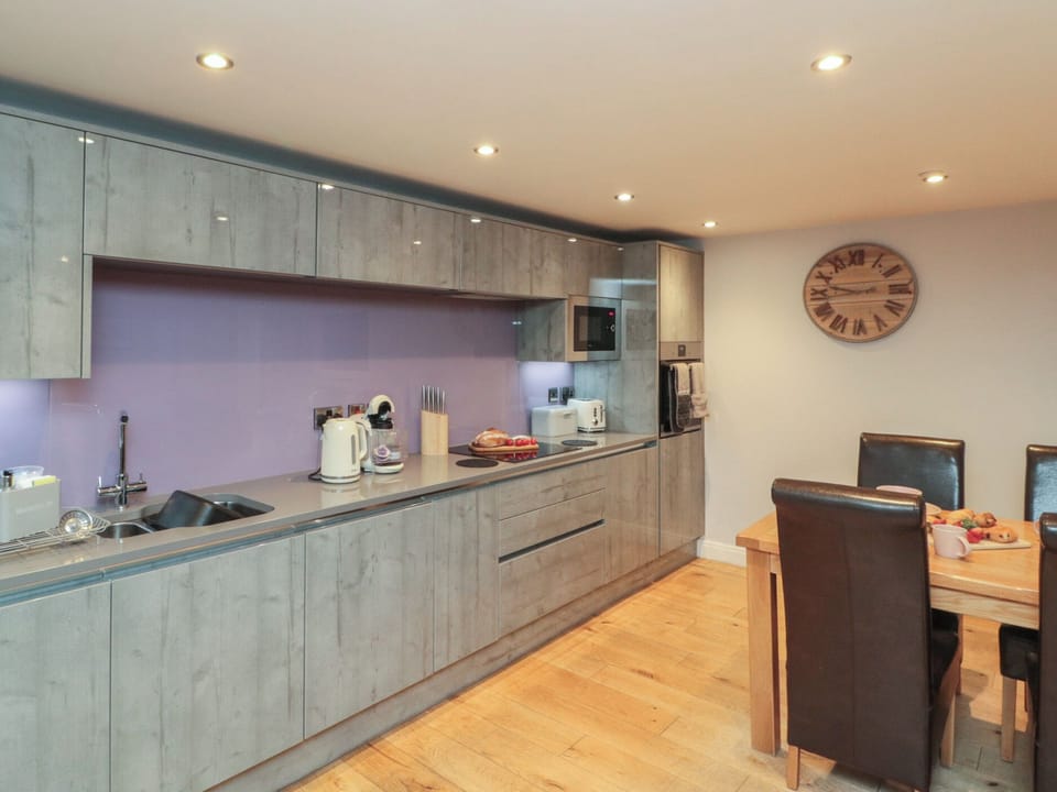Cottage | Private kitchen | Dishwasher, highchair, cookware/dishes/utensils