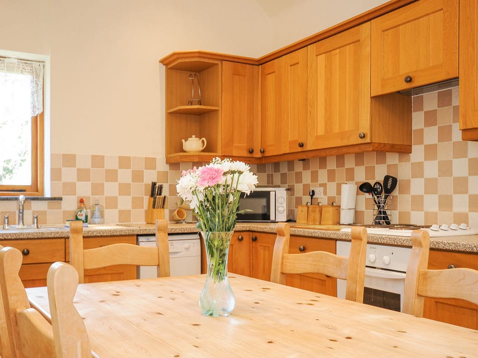 Cottage | Private kitchen | Dishwasher, highchair, cookware/dishes/utensils